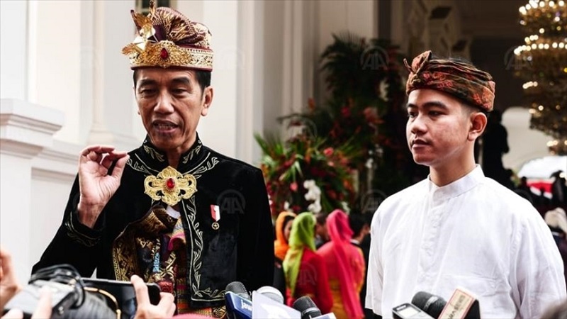 Presiden Joko Widodo dan anaknya Gibran Rakabuming Raka. (Foto: Dok Anadolu Agency)