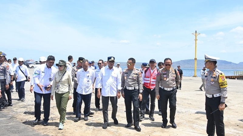 Menhub Budi Karya Sumadi, Kakorlantas Polri Brigjen Pol. Aan Suhanan dan Dirut PT ASDP Indonesia Ferry (Persero) Ira Puspadewi meninjau pelabuhan Gilimanuk, Bali. (Foto: Humas Polri)