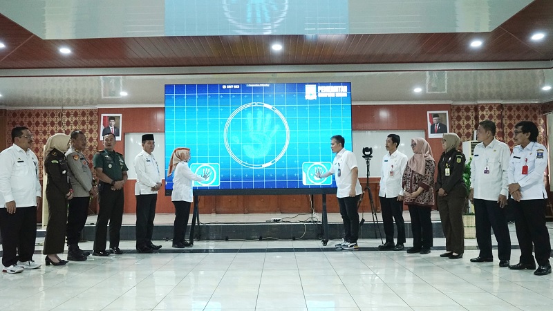 Bupati Serang Ratu Tatu Chasanah me-launching aplikasi Srikandi. (Foto: AMR)