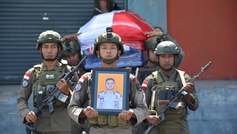 Upacara pelepasan Jenazah Briptu Anumerta Alfando Steve Karamoy. (Foto: Dok Humas Polri)