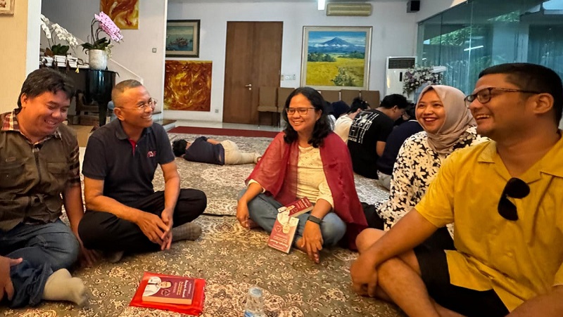 Dahlan Iskan bersama penulis buku (kiri) dan putri putra Rizal Ramli.--