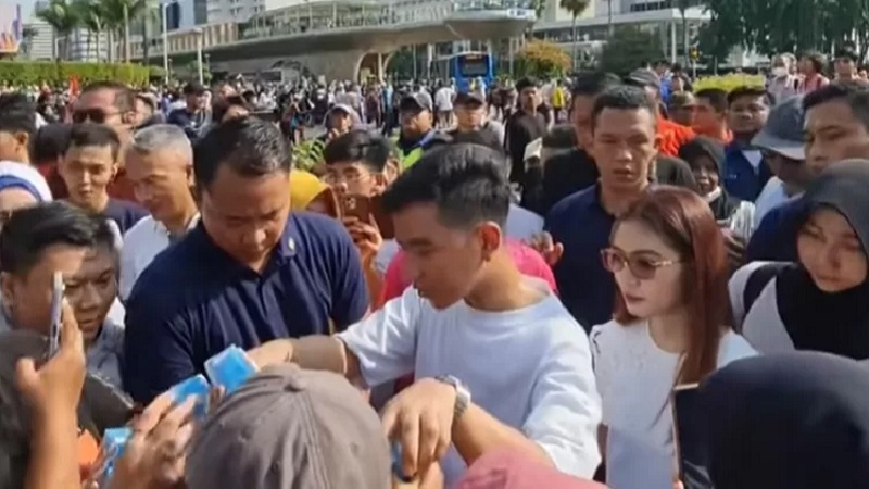 Aksi bagi-bagi susu Cawapres Gibran di CFD di Jakarta. (Foto: Repro)