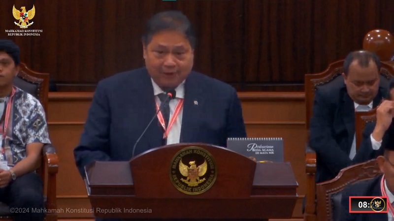 enteri Koordinator Bidang Perekonomian Airlangga Hartarto saat memberikan keterangan di sidang PHPU senggketa Pilpres di Gedung MK. (Foto: YouTube MK)