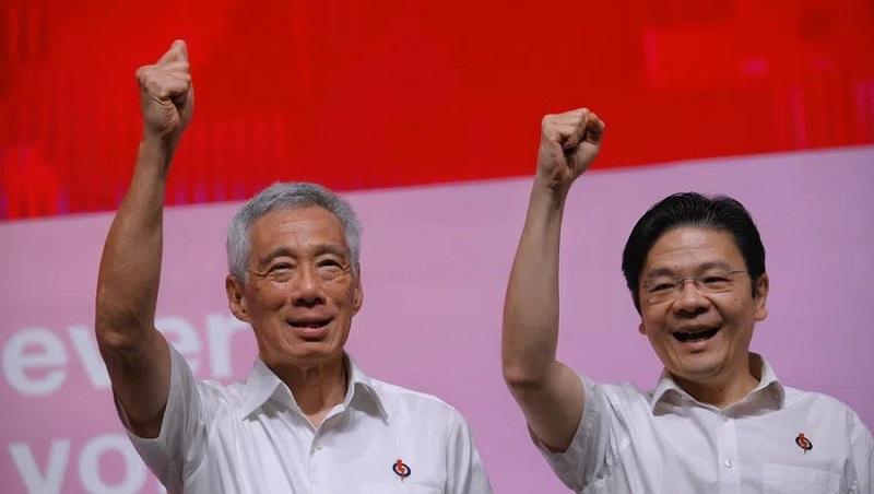 Lee Hsien Loong dan calon penerusnya Lawrence Wong.-Medium-Medium