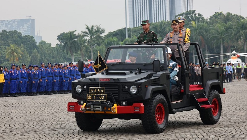 Kapolri Jenderal Pol Listyo Sigit Prabowo bersama Panglima TNI, Jenderal Agus Subiyanto di Apel Gelar Pasukan Operasi Ketupat 2024 di Monas, Jakarta Pusat, Rabu (3/4). (Foto: Humas Polri)