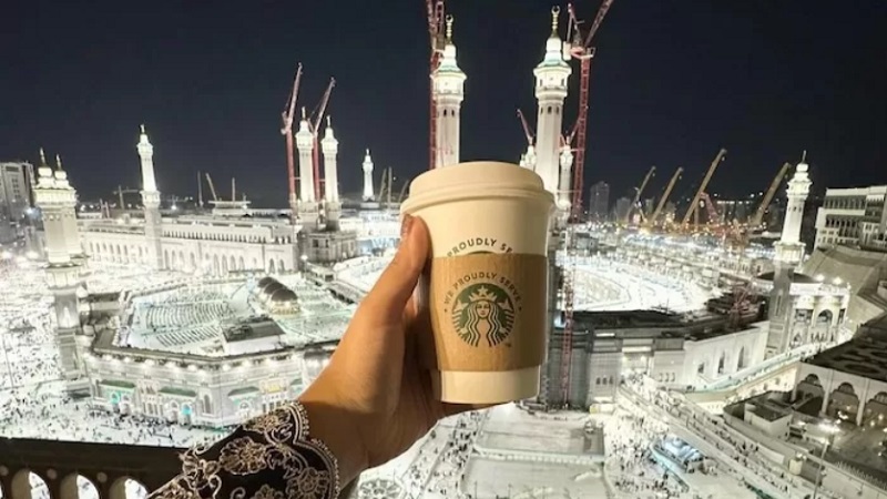 Unggahan anggota DPRD Jakarta, Zita Anjani, memperilhatkan minuman Starbucks dengan latar masjidil Haram. (Foto: Tangkapan Layar)