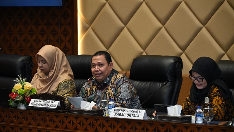 Kepala Biro Perencanaan dan Organisasi Setjen DPR RI, Helmizar saat memimpin Forum Konsultasi Publik. (Foto: Dok DPR)