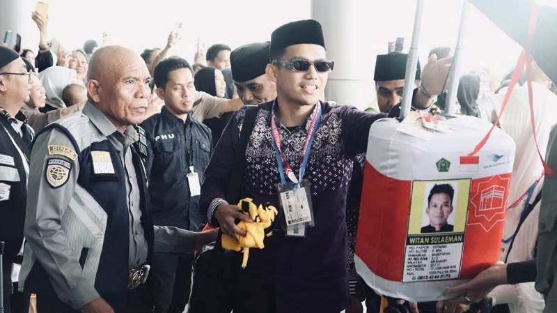 Pesepakbola andalan Timnas Witan Sulaeman berangkat haji reguler bersama istri. (Foto: Dok Kemenag)