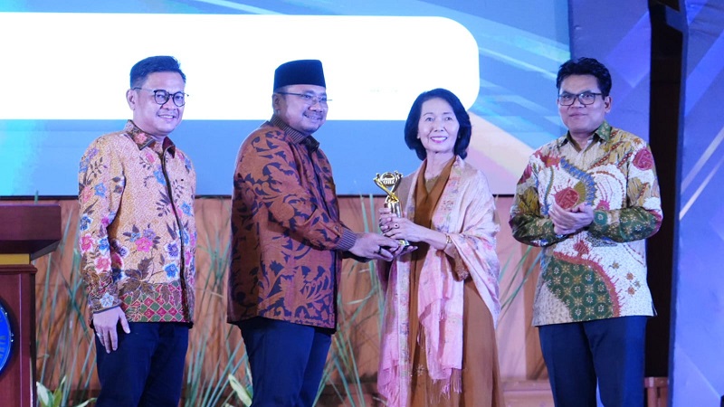 Menteri Agama Yaqut Cholil Qoumas memberikan penghargaan Lifetime Achievement IKALUIN Award 2024 kepada almarhum Nurcholis Madjid yang diwakili istrinya Ommy Komariah Madjid. (Foto: IST/RMN)