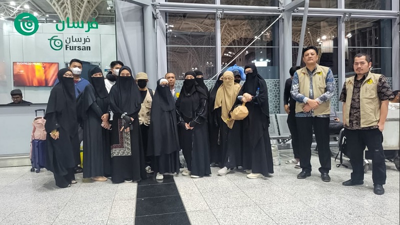 Tim Pelindungan Jamaah Haji KJRI Jeddah mendampingi pemulangan 34 WNI di Bandara Madinah, Senin (3/6). (Foto: Dok Kemenag)