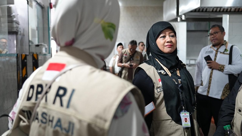 Anggota Timwas Haji DPR, Endang Maria Astuti saat melakukan inspeksi ke salah satu rekanan perusahaan layanan catering Pemerintah. (Foto: Dok DPR)
