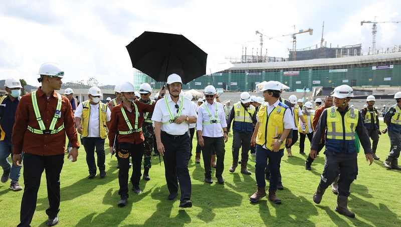 Luhut Binsar Panjaitan saat meninjau lokasi pembangunan di KIPP IKN Selasa lalu, ia optimistis pembanguan bisa 80 persen pada Agustus mendatang [Foto: Kemenko Marves/OIKN]