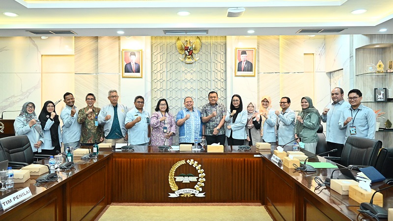 Kepala Biro Perencanaan dan Organisasi Setjen DPR RI, Helmizar berfoto bersama usai menghadiri Kegiatan Penilaian Observasi Lapangan, tahapan kedua dari Kompetisi Inovasi Pelayanan Publik tahun 2024. (Foto: Dok DPR)