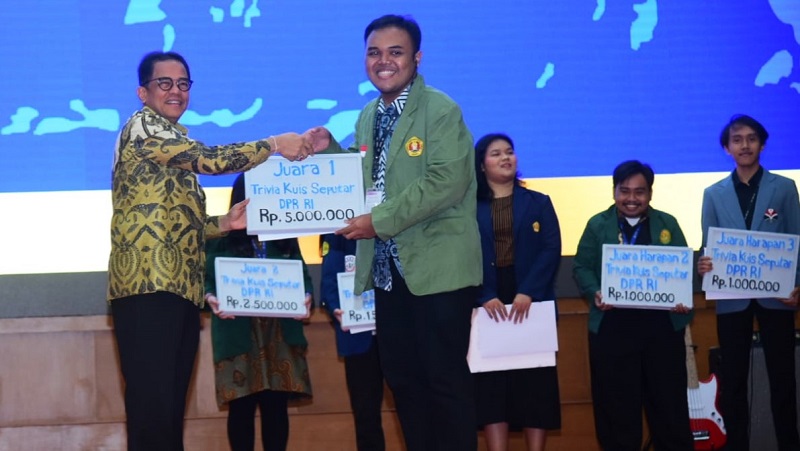 Sekjenl DPR RI Indra Iskandar pada penutupan Program Magang di Rumah Rakyat DPR RI, Senayan Jakarta, Kamis (27/6). (Foto: Dok DPR)