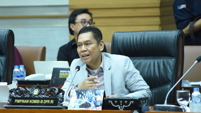 Wakil Ketua Komisi III DPR RI Adies Kadir saat memimpin rapat kerja dengan Kejaksaan Agung. (Foto: Dok DPR)