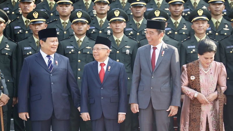 Momen Akrab Presiden Jokowi,  KH Ma’ruf Amin bersama  Prabowo, disorot saat hadiri Upacara Praspa TNI-Polri. [Sekretaris Kabinet]