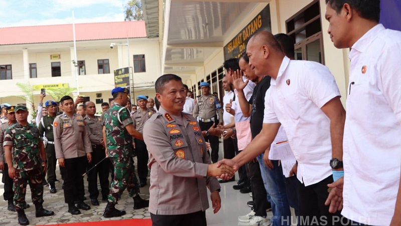 Kapolda Sumut, Komjen Pol Agung Setya Imam Efendi, memberikan apresiasi kepada personel dalam mengungkap kasus kebakaran warung di Kabanjahe. (Foto: Dok Humas Polri)