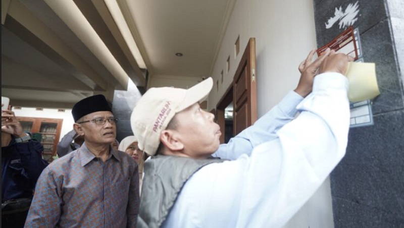 Ketum PP Muhammadiyah Haedar Nashir menyaksikan pantarlih sedang mencoklit DPT pemilih. [Foto: Dok Muhammadiyah]