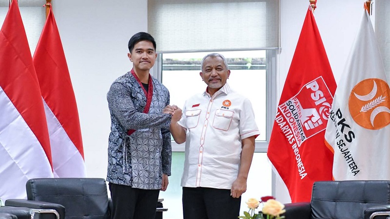 Ketum PSI Kaesang Pangarep salam komando dengan Presiden PKS Ahmad Syaikhu. [Foto: Dok PKS]