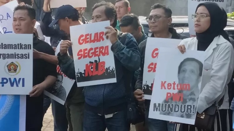 Demo  menuntut Ketua PWI Henry Ch Bangun mundur dari jabatan Ketua PWI Pusat.--