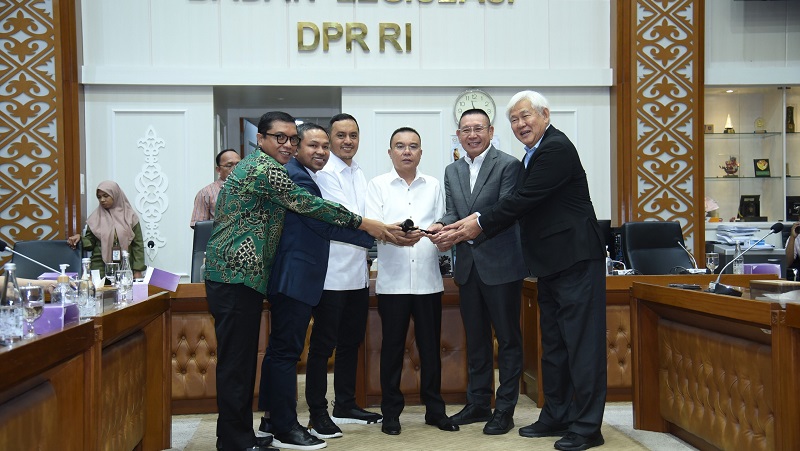 Wakil Ketua DPR RI Sufmi Dasco Ahmad melantik Ketua Badan Legislasi (Baleg) DPR RI Wihadi Wiyanto menggantikan Supratman Andi Agtas. [Foto: Dok DPR]