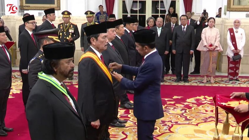 PresidenJokowi menganugerahkan tanda kehormatan kepada 64 tokoh di Istana Negara, Jakarta, Rabu (14/8). (Foto: Tangkapan Layar)