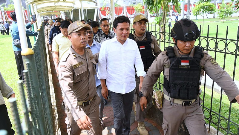 Wakil Ketua Komisi III DPR RI Habiburokhman menemui pengunjuk rasa tolak Revisi UU Pilkada. [Foto: Dok DPR]