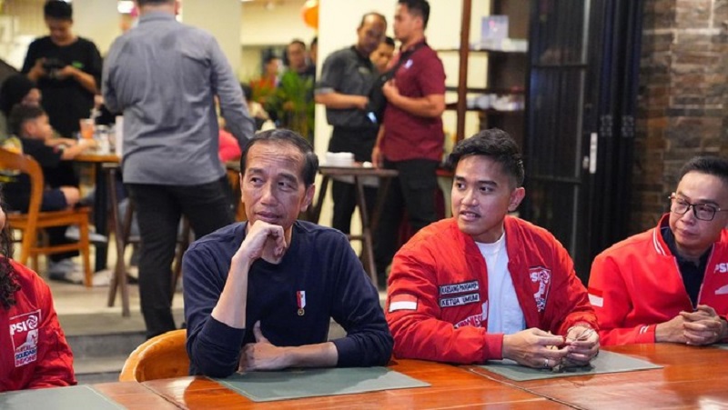 Presiden Jokowi dan Ketua Umum PSI Kaesang Pangarep yang juga anaknya dalam satu kesempatan. [Foto: Repro]