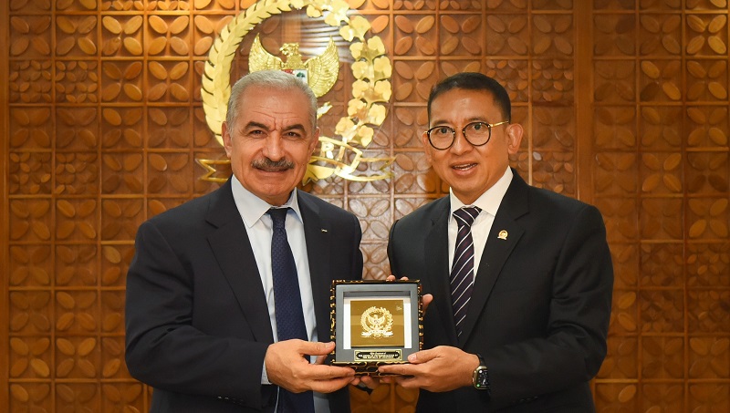 Ketua BKSAP DPR RI Fadli Zon saat menerima kunjungan kehormatan Mantan Perdana Menteri Palestina Mohammad Shtayyeh dan Duta Besar Palestina Zuhair Al-Shun di Senayan. [Foto: Dok DPR RI]