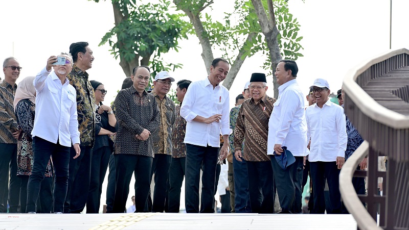 Presiden Joko Widodo, Wapres Ma'ruf Amin, Menhan/Presiden terpilih Prabowo Subianto bersama sejumlah menteri di IKN. [Foto: BPMI Setpres]