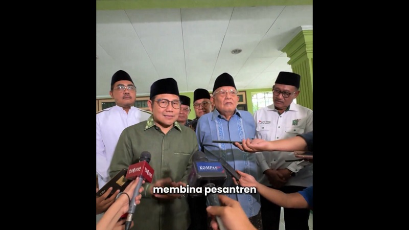 Ketum PKB Muhaimin Iskandar bersama KH Syukron Makmun memberikan keterangan pers terkait kunjungannya. [Foto: Repro]