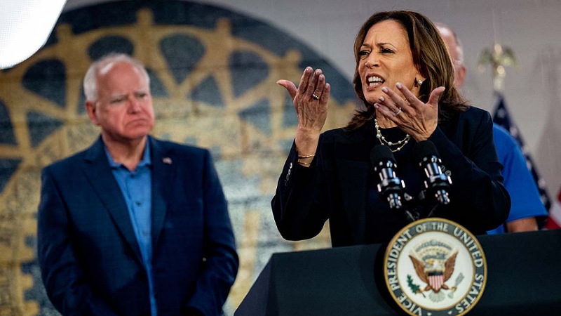 Kandidat Presiden AS dari Partai Demokrat Kamala Harris dan Cawapres Tim Walz saat kampanye di United Auto Workers Local 900 pada 8 Agustus 2024 di Wayne , Michigan, 8 Agustus 2024.-Andrew Harnik-Getty Images-AFP-