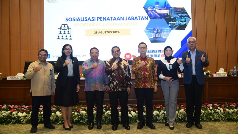 Sekjen DPR RI Indra Iskandar saat foto bersama usai menghadiri Sosialisasi Penataan Jabatan di Gedung Nusantara, Senayan, Jakarta, Rabu (28/8). [Foto: Dok DPR]