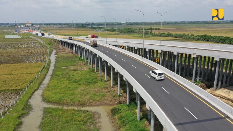 Jalan Tol Semarang-Demak seksi daratan Sayung-Demak telah beroperasi. Namun porsi pemerintah di atas laut masih diperkirakan selesai tahun 2027 [Kementerian PUPR]