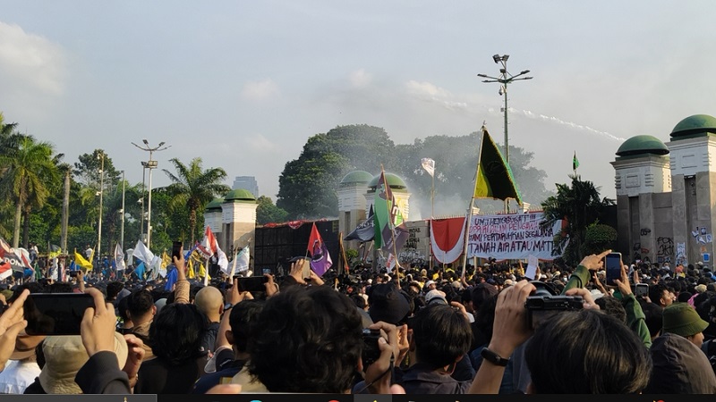 Demo Mahasiswa Kawal Putusan MK di depan Gedung DPR RI. [Foto: Disway]