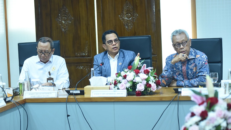 Sekjen DPR RI, Indra Iskandar saat menggelar rapat bersama Kementerian Sekretariat Negara dan Kemenlu di Gedung Nusantara III Kompleks Parlemen, Jakarta, Senin (9/9). [Foto: Jaka/vel]