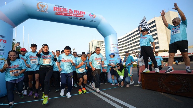 Wakil Ketua DPR RI Muhaimin Iskandarmembuka acara 'Fun Ride & Run' rangkaian HUT ke-79 DPR RI di halaman Gedung Nusantara, DPR RI, Senayan, Jakarta, Minggu (8/9). [Foto : Andri/DPR RI]