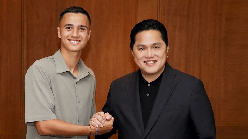 Ketum PSSI Erick Thohir bersalaman dengan pemain naturalisasi baru Eliano Reijnders. [Foto: Ig @erickthohir]