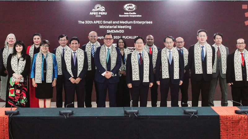 Sekretaris KemenKopUKM Arif Rahman Hakim berfoto di acara APEC SME Ministerial Meeting  Peru. [Foto: Kemenkop/RMN]