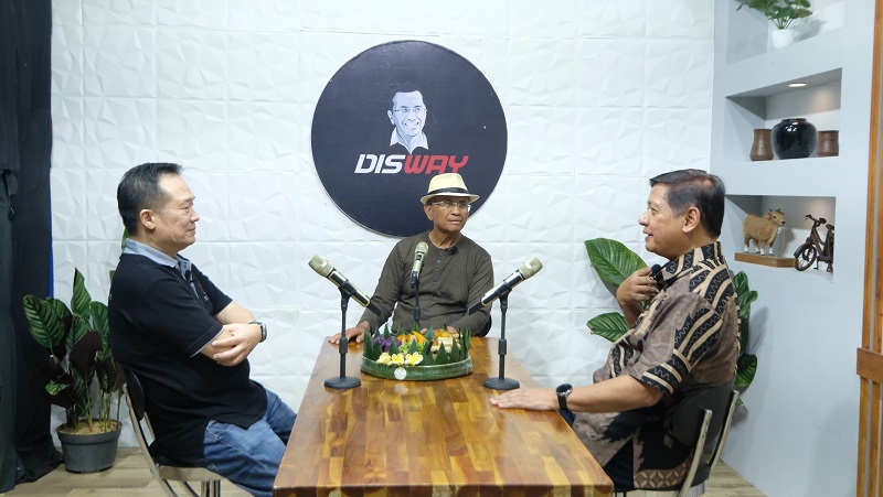 Dahlan Iskan bersama Prof Sutiman. (Disway]