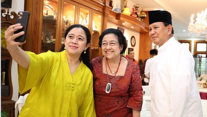 Ketua DPR Puan Maharani  berfoto bersama Ketum PDIP Megawati Soekarnoputri dan Ketum Gerindra Prabowo Subiantodi kediaman Megawati, Jakarta, Senin (2/5/2022). [Foto: Dok Gerindra]