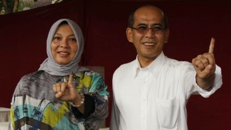 Kenangan alm Faisal Basri dan istrinya, Syahfitri Basri. Ketika itu Faisal Basri maju sebagai calon independen di Pilkada DKI Jakarta 2012.-Berita Satu