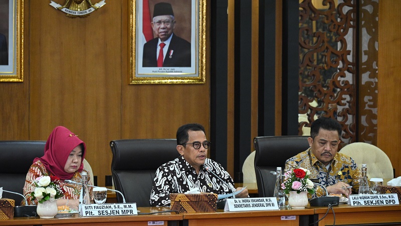 Sekjen DPR RI, Indra Iskandar (tengah) saat rapat koordinasi bersama Sekretariat Jenderal MPR RI dan Sekretariat Jenderal DPD RI.  [Foto: Dok DPR]