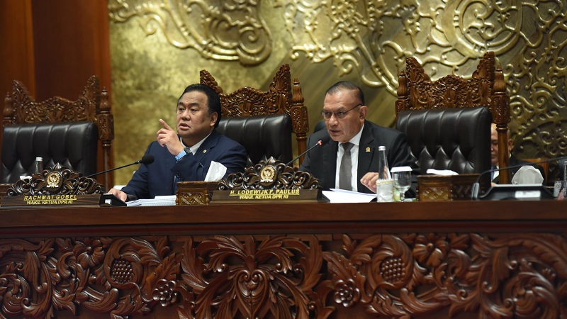 Wakil Ketua DPR RI Lodewijk F. Paulus memimpin Rapat Paripurna,  Jakarta, Kamis (19/9). [Foto : Jaka/Andri]