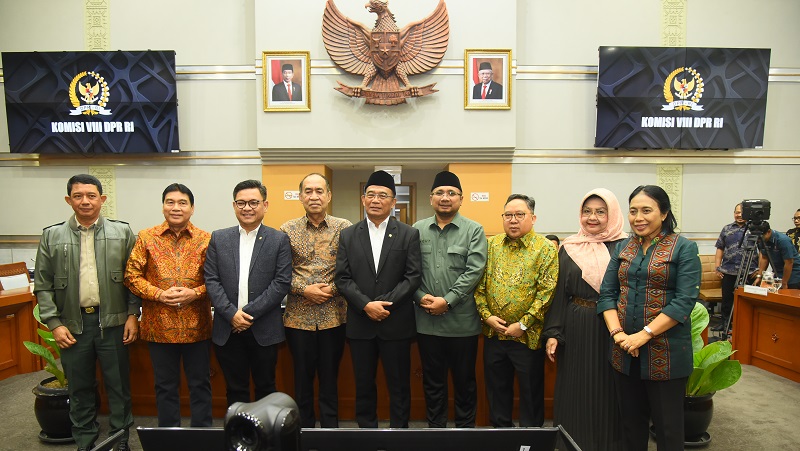 Foto bersama usai rapat kerja Komisi VIII di Nusantara I, DPR RI, Senayan, Jakarta, Rabu (11/9). [Foto: Runi/vel/DPR]