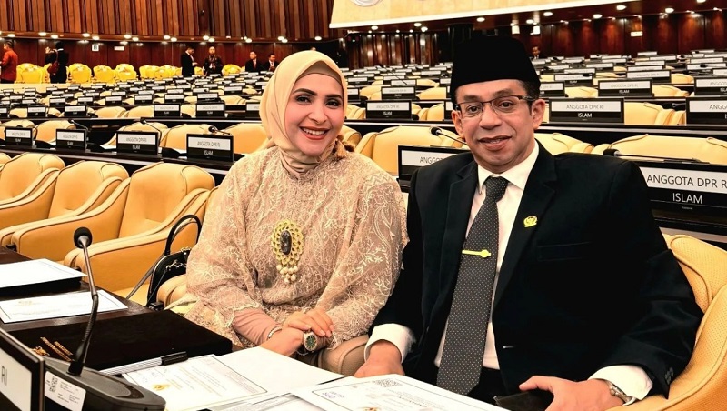 Anggota DPR RI Rizal Bawazier bersama istri. [Foto: Dok DPR RI]