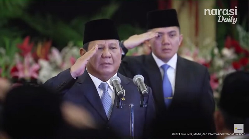 Presiden Prabowo Subianto dengan Sekretaris Kabinet (Seskab) Mayor Teddy Indra Wijaya pada pelantikan Kabinet Merah Putih. [TangkapanLayar]