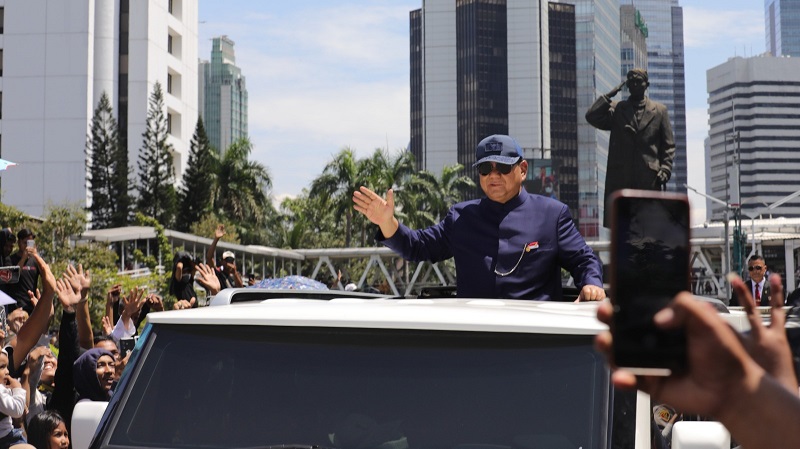 Presiden Prabowo Subianto saat menyapa masyarakat sepulang dari pelantikan presiden di Gedung DPR / MPR. [Foto: Tim Prabowo]