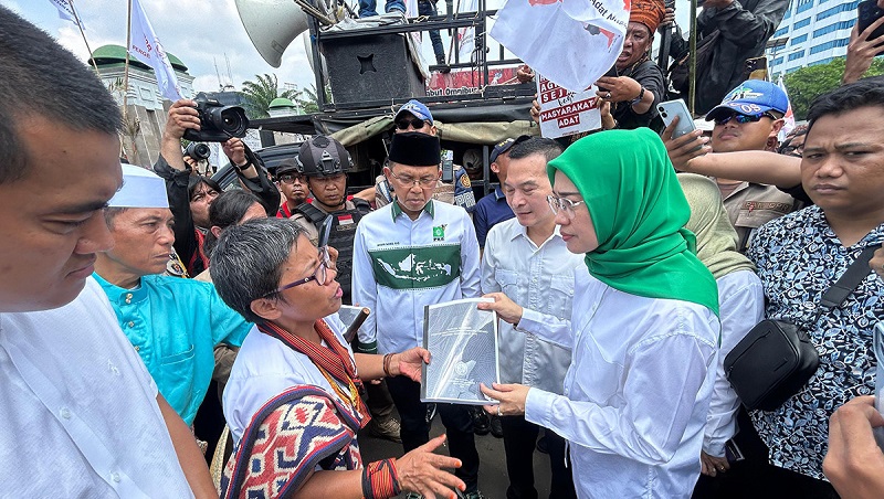 Sekretaris Fraksi PKB Anggia Ermarini, bersama KH Maman Imanulhaq, dan Daniel Johan menemui massa aksi di depan Gedung DPR RI pada Kamis (10/10). [Foto: FPKB]