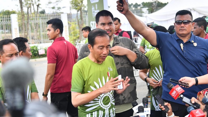 Presiden Jokowi saat memberikan keterangan pers  usai membuka Nusantara TNI Fun Run 2024, pada Minggu (6/10). (Foto: BPMI Setpes)